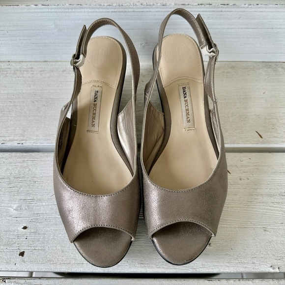 DANA BUCHMAN, WEDGE SANDALS. SILVER METALLIC, SLINGBACK WITH CUTOUT WEDGE.SIZE9M - Picture 7 of 9
